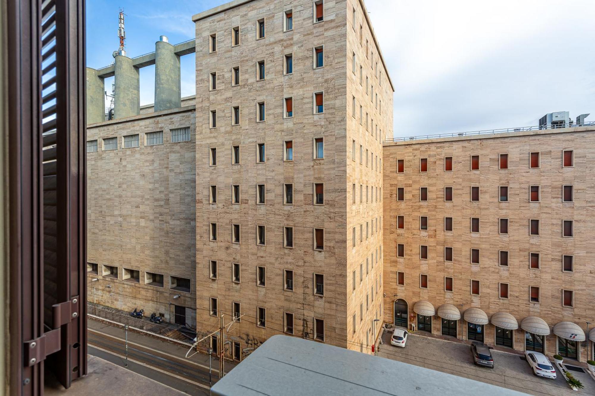 Iflat Brand New & Modern Station Apartment Rom